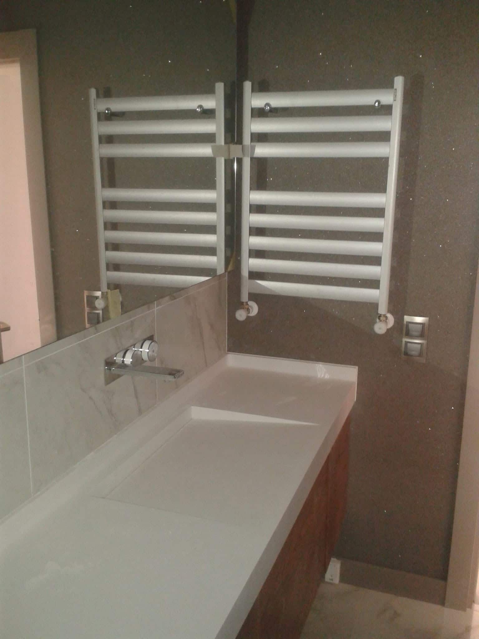 Kuvet ve havlupanli banyo
