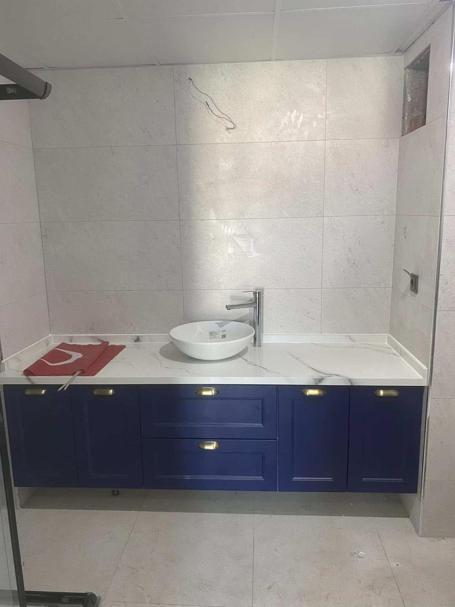Mavi dolapli banyo lavabosu